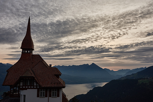 Puesta de sol sobre el Lago de Brienz (Brienzersee) desde Harder Kulm, Interlaken. Suiza photo