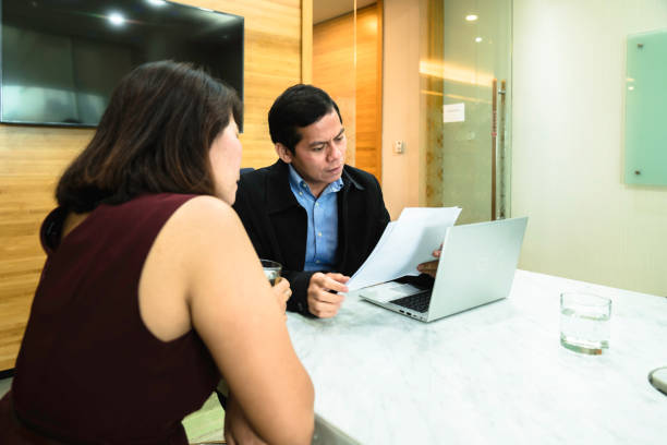 reunión del asesor financiero con un posible cliente - portfolio investment will tax fotografías e imágenes de stock