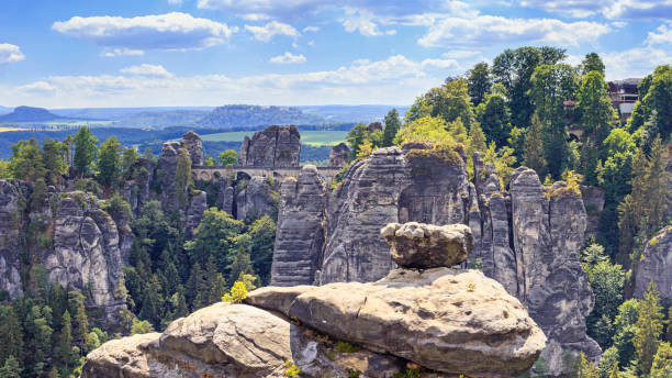 hermoso paisaje - vista de las formaciones rocosas de bastei con el puente de bastei en las montañas de arenisca del elba - basteifelsen fotografías e imágenes de stock