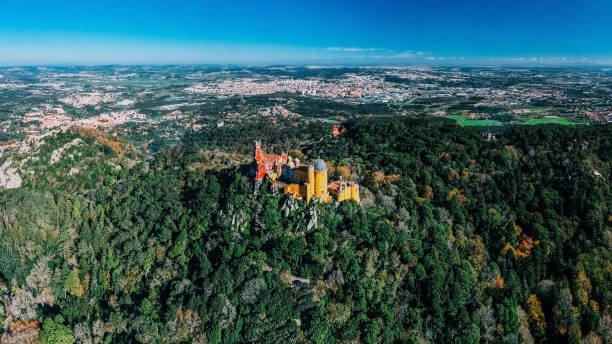 vue panoramique aérienne du palais de pena, un château romantique à sintra, portugal - azenhas do mar photos et images de collection