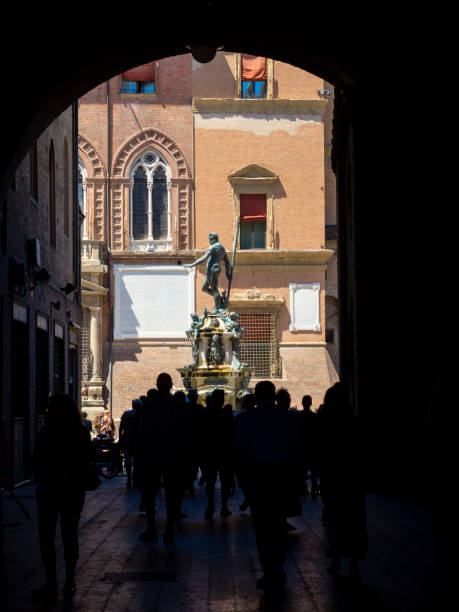 fountain of neptune, piazza del nettuno, bologna, italy - piazza del nettuno imagens e fotografias de stock