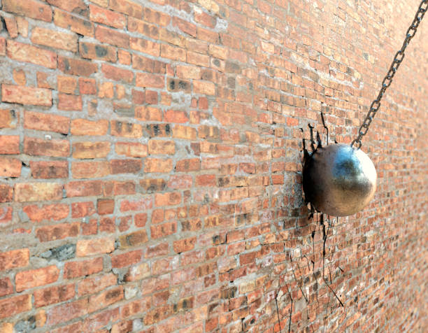 bola de demolição atingir parede - wrecking ball destruction chain sphere - fotografias e filmes do acervo