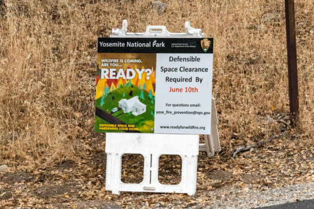 Defensible Fire Space poster Sign advising residents near Yosemite National Park to clear brush away from buildings as a defense against wildfires.
Yosemite National Park, California, USA
06/22/2022 robert michaud stock pictures, royalty-free photos & images