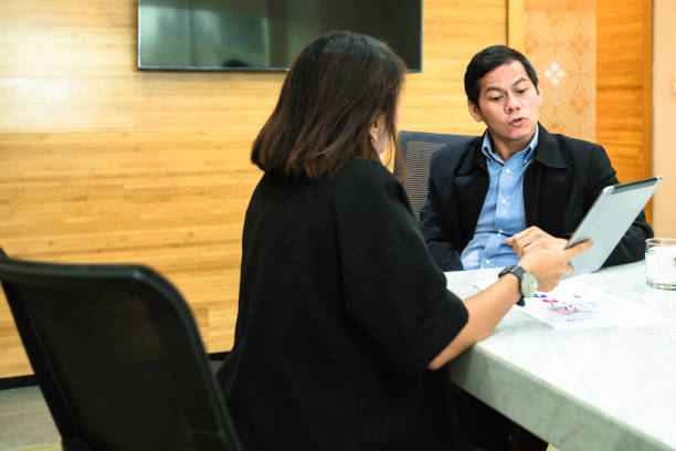 reunión del asesor financiero con un posible cliente - portfolio investment will tax fotografías e imágenes de stock