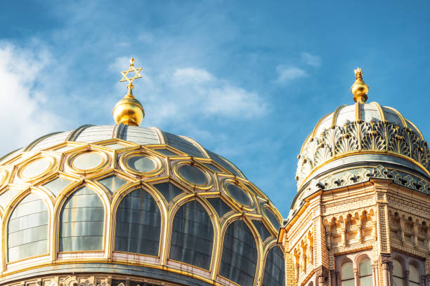 cúpulas de la nueva sinagoga de berlín - berlin germany facade day outdoors fotografías e imágenes de stock