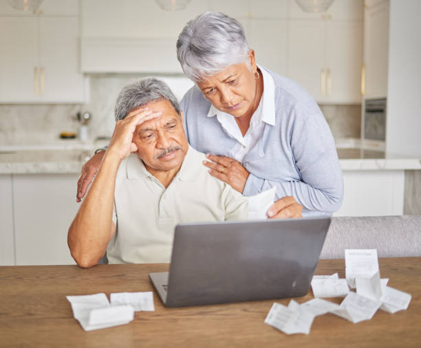 stress, älteres paar und laptop mit finanzpapier und steuern für investitionen in finanzielle sicherheit. traurige, depressionen oder psychische angstzustände bei der planung des rentenbudgets oder der versicherung bestattungsersparnisse - couple senior adult sadness emotional stress stock-fotos und bilder