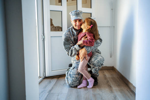 żołnierz w końcu wrócił do domu i połączył się ze swoją małą córeczką - home interior arrival father family zdjęcia i obrazy z banku zdjęć