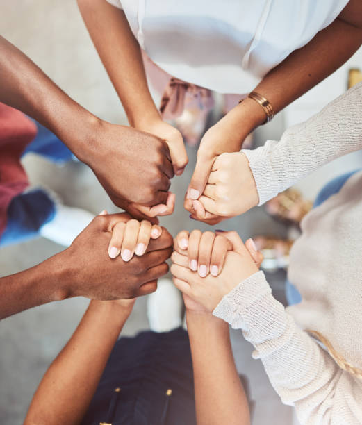 unterstützung, gebet und vertrauen mit menschen, die händchen halten, in der beratung für psychische gesundheit, wohlbefinden oder teamarbeit. anbetung, hoffnung und gemeinschaftsgruppentherapie für hilfe, solidarität oder geistlichen glauben von oben - alcoholism assistance photography people stock-fotos und bilder