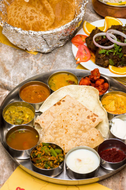 vertikale aufnahme eines indischen restaurants nicht-vegetarischen thali mit reis, puri - nonvegetarian stock-fotos und bilder