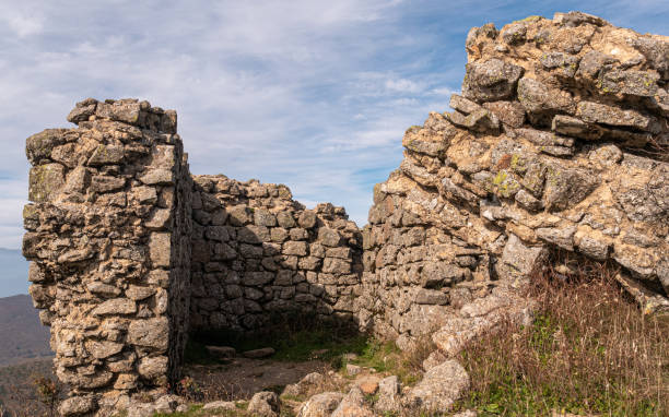 historyczny kamienny budynek, starożytne ruiny na wsi pod zachmurzonym niebem - stonemade zdjęcia i obrazy z banku zdjęć