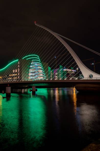 foto vertical da ponte samuel beckett em dublin, irlanda, à noite com o centro de convenções - dublin ireland samuel beckett bridge bridge night - fotografias e filmes do acervo