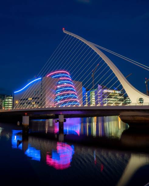 foto vertical da ponte samuel beckett em dublin, irlanda, à noite com o centro de convenções - dublin ireland samuel beckett bridge bridge night - fotografias e filmes do acervo