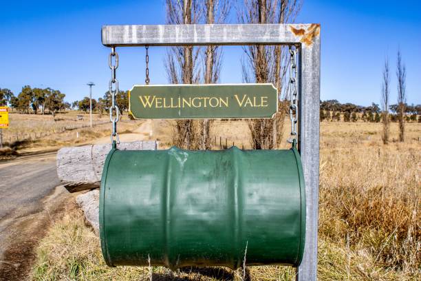 bęben wellington vale 44 galon do skrzynki pocztowej, położony na wiejskim polu w emmaville - 44 gallon drum zdjęcia i obrazy z banku zdjęć