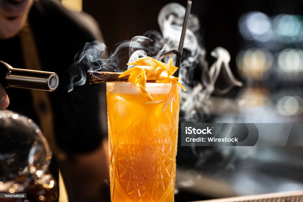 계피 스틱이 타는 오렌지 칵테일 - 로열티 프리 고대비 스톡 사진 계피 스틱이 타는 오렌지 칵테일 - 로열티 프리 고대비 스톡 사진