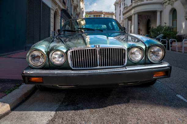 классический автомобиль jaguar xj6 - jaguar car vintage car collectors car personal land vehicle стоковые фото и изображения