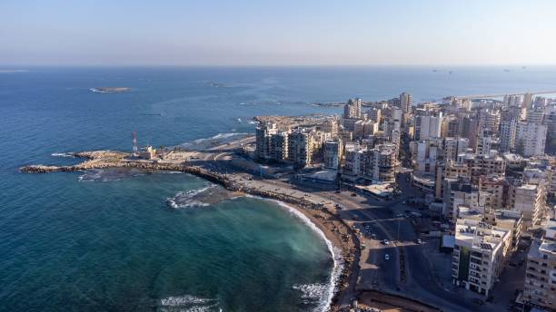 toma aérea de trípoli, la ciudad más grande del norte del líbano - tripoli fotografías e imágenes de stock
