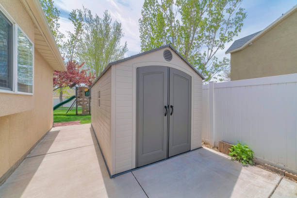 premade shed in the backyard by the buildings and trees under the sunlight - shed imagens e fotografias de stock