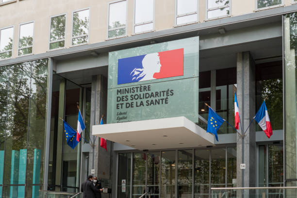 opieki zdrowotnej we francji: widok z przodu francuskiego budynku urzędowego z logo, - first nations zdjęcia i obrazy z banku zdjęć