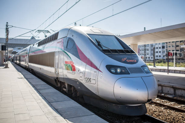 casablanca, maroc - 15 mars 2019: train à grande vitesse « al-boraq » à casablanca casa voyageurs. - alstom photos et images de collection