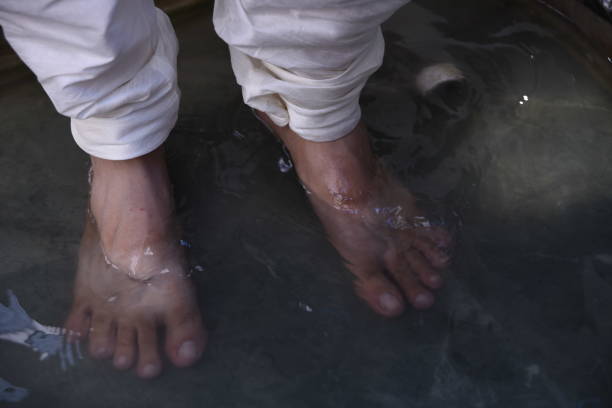 sposo indiano nel flusso d'acqua - camminare nellacqua foto e immagini stock