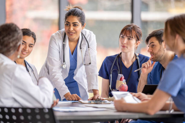 sitzung im sitzungssaal des medizinischen vorstands - hospital doctor medical exam healthcare and medicine stock-fotos und bilder