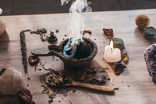 Incienso con carbón ardiente, resina de incienso y mirra sobre una mesa de madera rústica photo