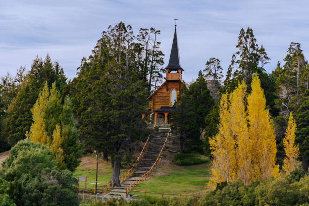 アルゼンチン、バリローチェの森にある木造の小さな教会 - south america argentina bariloche autumn ストックフォトと画像