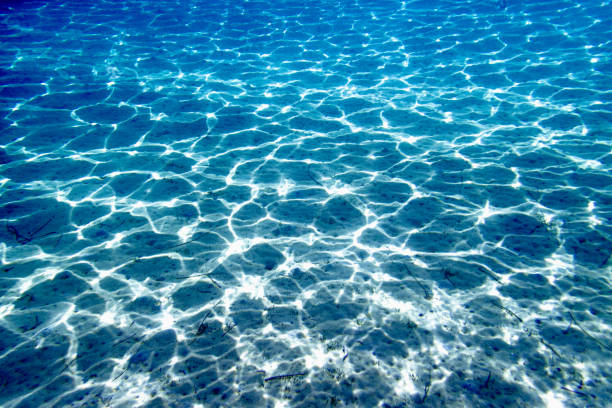 純海水を透過する太陽光線 - penetrating ストックフォトと画像