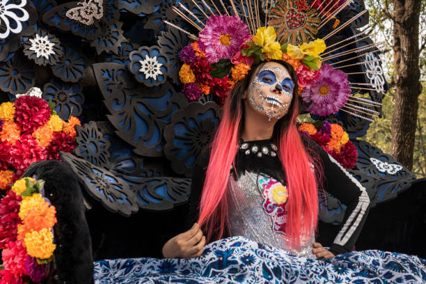 멕시코의 죽은 자 축제에서 여성이 사용하는 꽃 머리 장식. - catrina 뉴스 사진 이미지