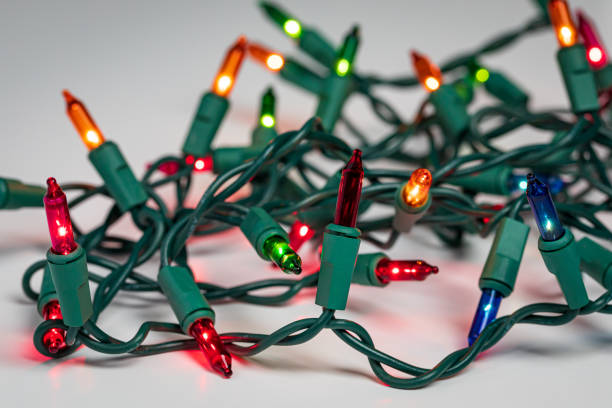 guirlandes lumineuses de noël avec une mauvaise ampoule. réparation d’éclairage de vacances, concept de sécurité et de décoration. - guirlande lumineuse équipement déclairage photos et images de collection