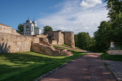 Vista de la muralla de la fortaleza de Izborsk, la Puerta Nikolsky y la Catedral de San Nicolás (Nikolsky) (siglo XIV-XVII) en un soleado día de verano, Izborsk, región de Pskov, Rusia photo