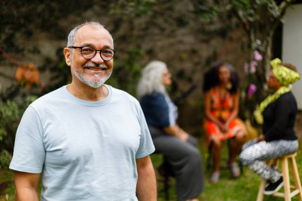 retrato de un hombre latino de mediana edad con amigos - 50 59 años fotografías e imágenes de stock