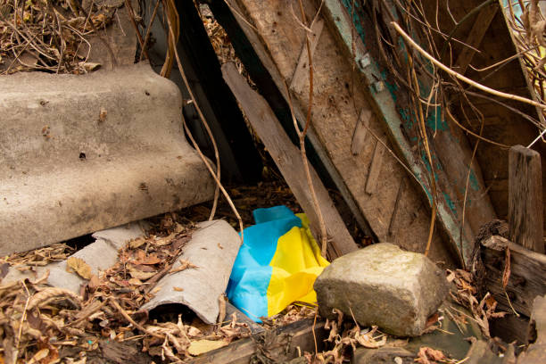 ein wohnhaus wurde gesprengt und die flagge der ukraine liegt auf den ruinen des hauses, der krieg und der beschuss russischer wohngebäude in der ukraine - armed forces kyiv ukraine eastern europe stock-fotos und bilder