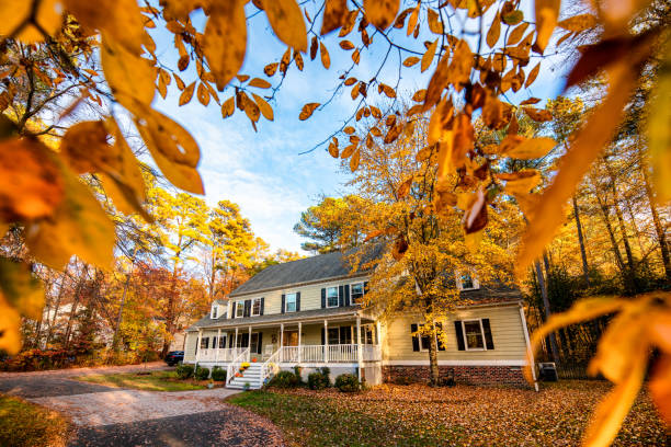 colonial style house - sonbahar stok fotoğraflar ve resimler