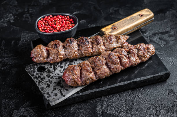Urfa Kebab Daging Giling Dan Daging Domba Yang Dipanggang Di Atas Tusuk Sate Latar Belakang Hitam Tampilan Atas Foto Stok - Unduh Gambar Sekarang - iStock
