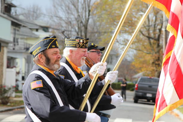 celebración del día de los veteranos celebrada en arlington, ma, ee. uu. el viernes 11 de noviembre de 2022 - child patriotism saluting flag fotografías e imágenes de stock