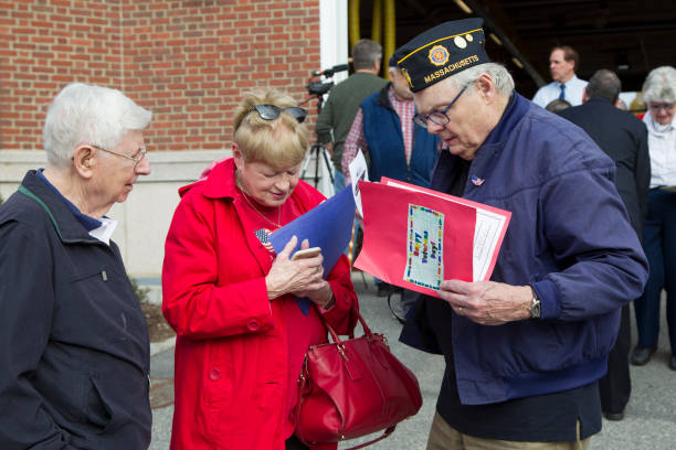 2022年11月11日金曜日に米国マサチューセッツ州アーリントンで開催された退役軍人の日のお祝い - child military saluting flag ストックフォトと画像