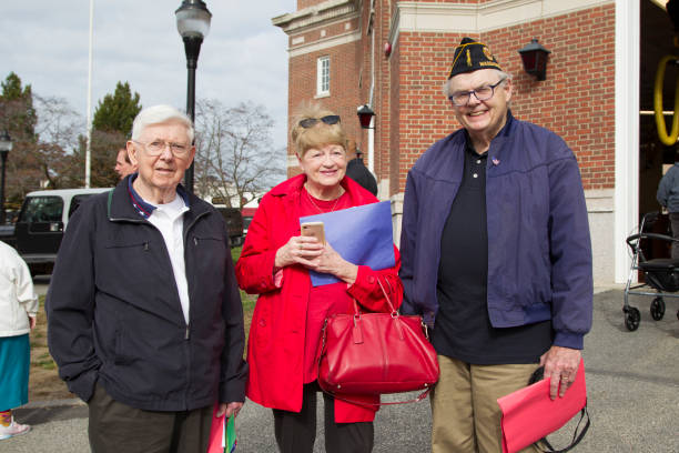 2022年11月11日金曜日に米国マサチューセッツ州アーリントンで開催された退役軍人の日のお祝い - child military saluting flag ストックフォトと画像