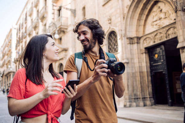 young woman and her boyfriend enjoying exploring barcelona - tourists couple barcelona imagens e fotografias de stock