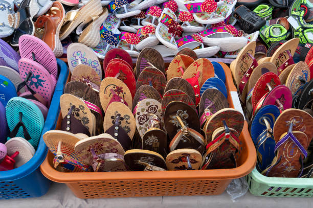 다채로운 rajsathani 숙녀 신발은 인도 라자스탄 주 조드 푸르의 유명한 sardar market과 ghanta ghar 시계탑에서 판매되고 있습니다. - sardar market 뉴스 사진 이미지