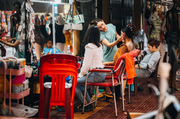 カンボジアのプノンペンで通りヘアサロン - long hair red hair women men ストックフォトと画像