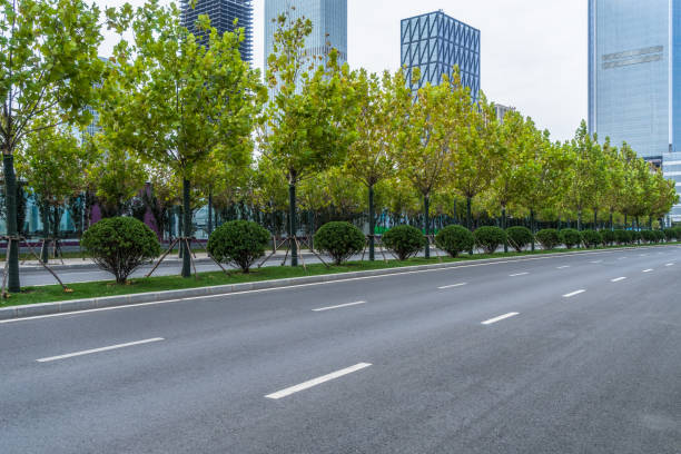 paisaje urbano y horizonte de shanghai de la carretera de asfalto vacío - middle of road fotografías e imágenes de stock