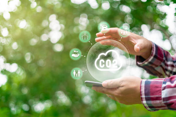 Carbon dioxide emission reduction and sustainable protection concept, Human hand holding smartphone and Global warming reduction icon to control carbon dioxide emissions less, green nature background reducción de emisiones de dióxido de carbono y concepto de protección sostenible, teléfono inteligente de mano humana e icono de reducción del calentamiento global para controlar menos las emisiones de dióxido de carbono, fondo de naturaleza verde