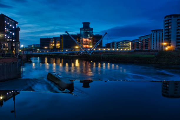 river aire flowing past royal armouries museum, leeds, west yorkshire, england, britain - leeds england museum famous place yorkshire imagens e fotografias de stock