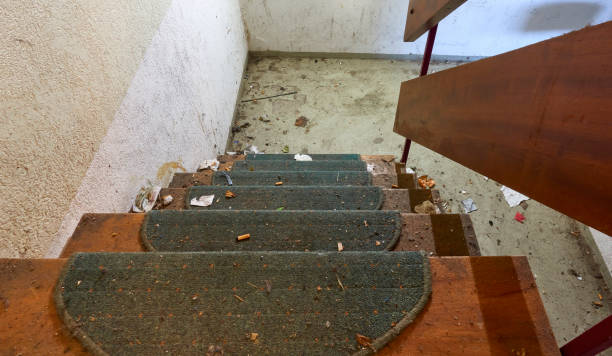 feche os degraus de madeira com muito lixo. escada extremamente suja no porão. bagunçado não faz varrer (kehrwoche). - basement staircase old steps - fotografias e filmes do acervo