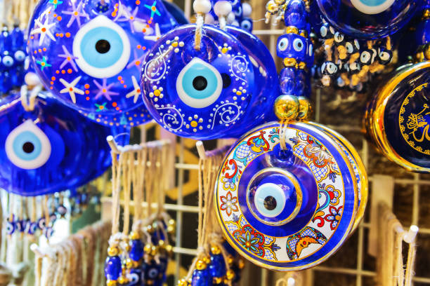 traditionelles türkisches amulett evil eye oder blaues auge (nazar boncugu). souvenir der türkei und traditionelles türkisches amulett - nazar boncugu stock-fotos und bilder