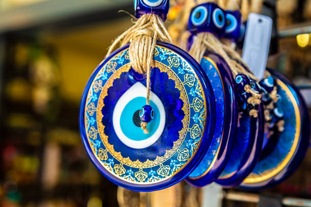 amulette turque traditionnelle mauvais œil ou œil bleu (nazar boncugu). souvenir de la turquie et amulette traditionnelle turque - nazar boncugu photos et images de collection