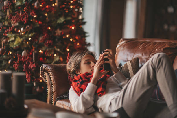 自宅のクリスマスで感情を落ち込ませる悲しみの中の率直な本物の夢想家の少年ティーンエイジャーのポートレート - teenager adolescence portrait pensive ストックフォトと画像