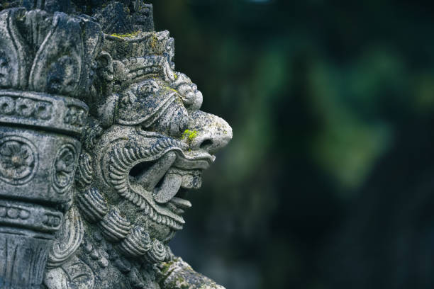 escultura demoníaca feita de pedra em bali - tribal art dirty art craft - fotografias e filmes do acervo