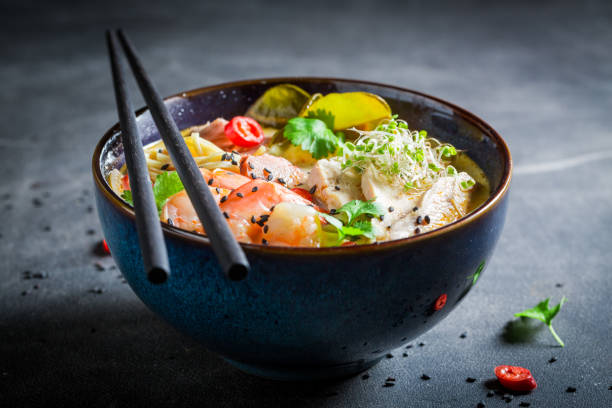 코코넛 밀크와 새우로 만든 맛있는 말레이시아 수프. - noodle soup 뉴스 사진 이미지